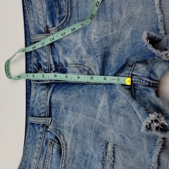 AEO American Eagle women's size 12 distressed raw hem jean shorts light wash - Picture 10 of 11